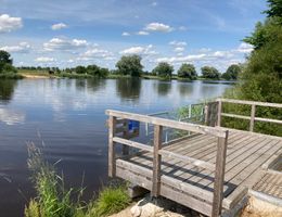 Barrierefreier Angelplatz aus Holz am EIderufer