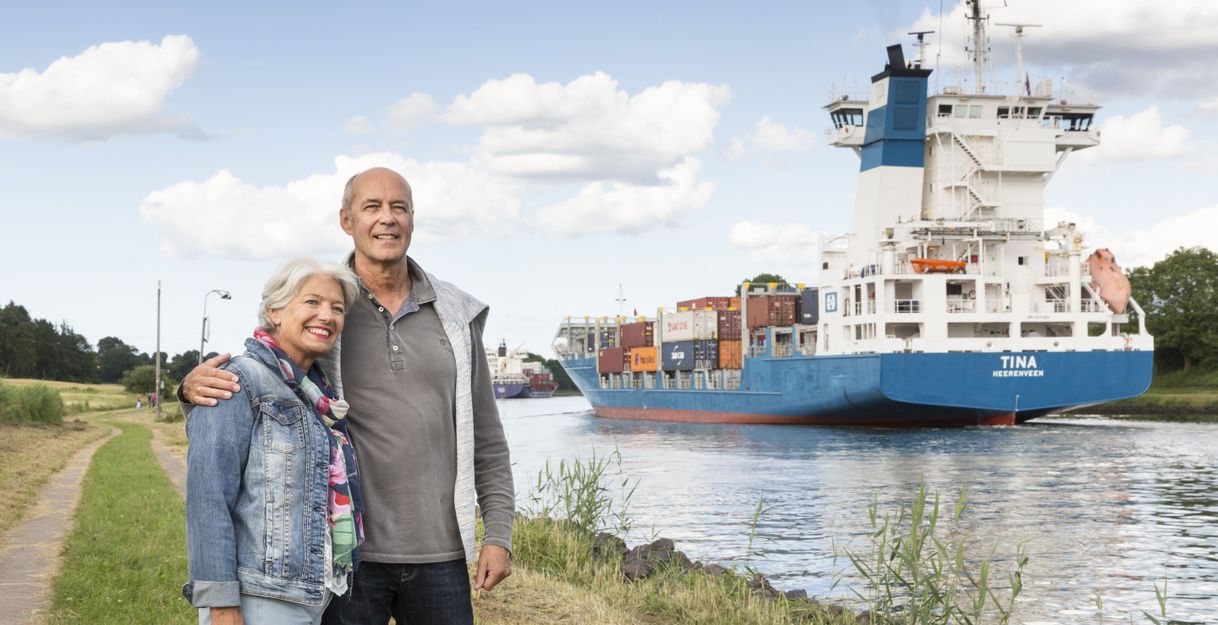 Zwei Personen stehen am Nord-Ostsee-Kanal