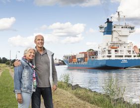 Zwei Personen stehen am Nord-Ostsee-Kanal