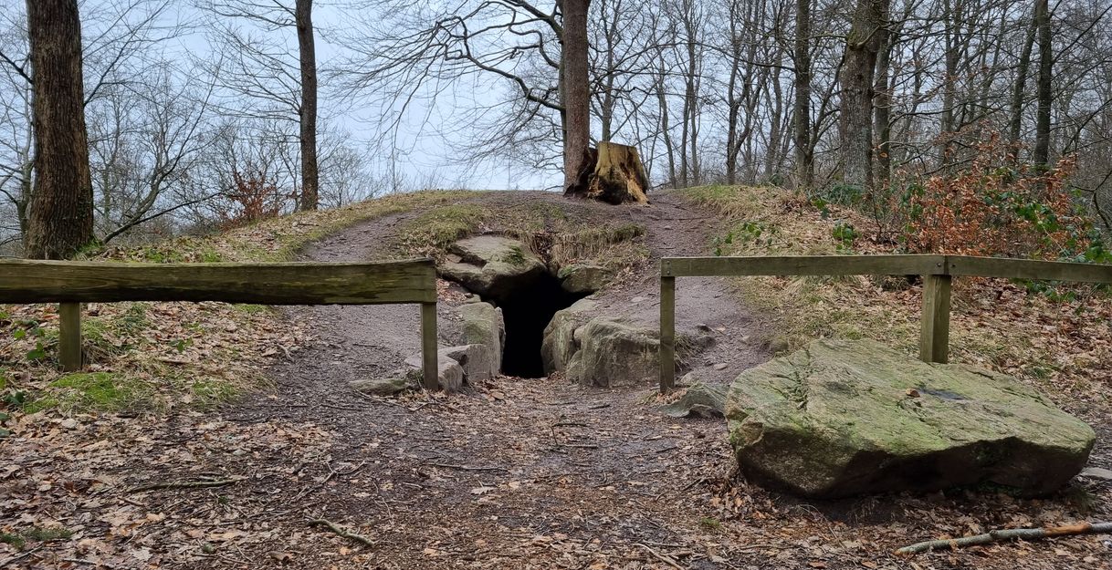 Eine Begrenzung aus Holz markiert den eher unscheinbaren Eingang zur Räuberhöhle